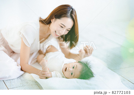 室内で遊ぶお母さんと赤ちゃん 82772103