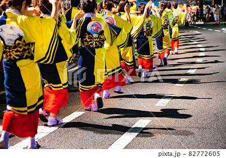 三原のやっさ踊り風景です。リズム感豊かに、軽やかに踊るのが特徴です。 82772605
