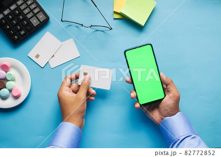 Man hand holding credit card and using smart phone shopping online  82772852