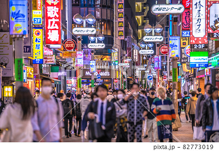 日本の東京都市景観 解除・宣言全面解除。渋谷センター街は20時過ぎでも点灯、脅威の人流＝10月1日 82773019