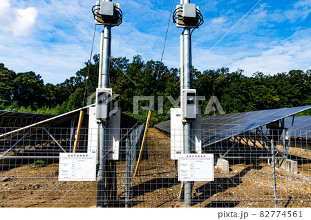 再生可能エネルギー発電設備　太陽光パネルと青空 82774561