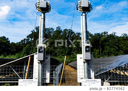 再生可能エネルギー発電設備　太陽光パネルと青空 82774562