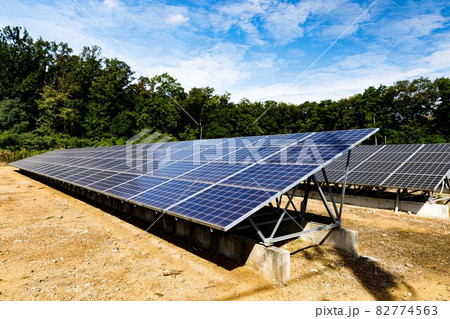 再生可能エネルギー発電設備　太陽光パネルと青空 82774563