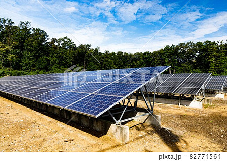 再生可能エネルギー発電設備 太陽光パネルと青空 再生可能エネルギー発電設備 太陽光パネルと青空 82774564