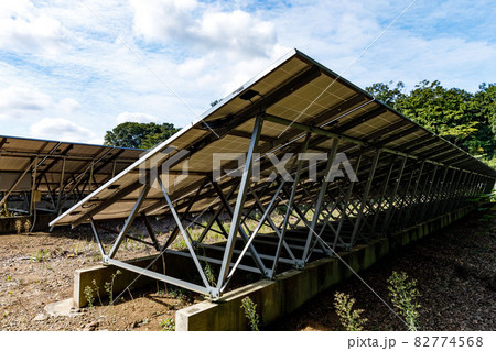 再生可能エネルギー発電設備　太陽光パネルと青空 82774568