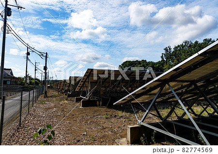 再生可能エネルギー発電設備　太陽光パネルと青空 82774569