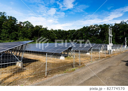 再生可能エネルギー発電設備 太陽光パネルと青空 再生可能エネルギー発電設備 太陽光パネルと青空 82774570