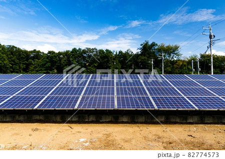 再生可能エネルギー発電設備　太陽光パネルと青空 82774573