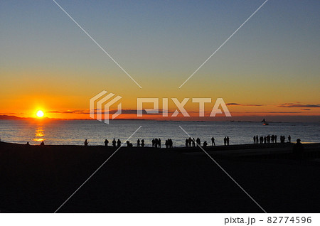 神奈川県　茅ヶ崎海岸（サザンビーチちがさき）からの初日の出を観賞する人々 82774596
