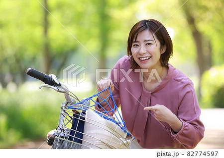 自転車用ネットを着ける女性 82774597