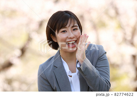 声援を送る女性社員 82774622