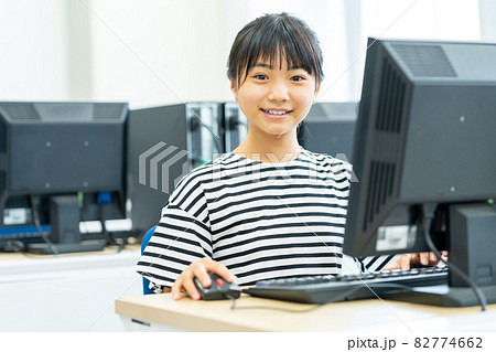 パソコン教室の小学生の女の子　撮影協力：中央工学校附属日本語学校 82774662