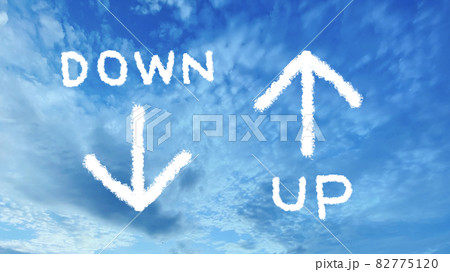 青空の上のupとdownの文字と矢印 82775120