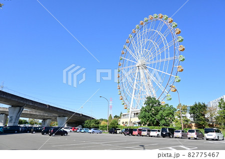 観覧車と駐車場 82775467