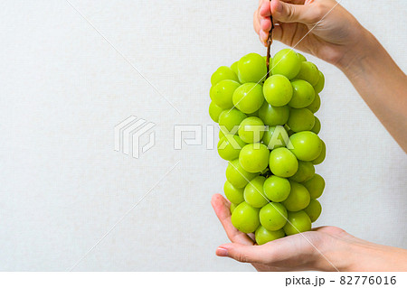 手でつままれるシャインマスカット 82776016
