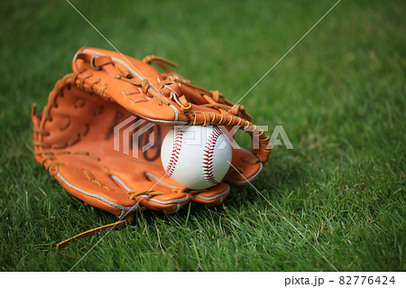 野球ボールとグローブ 野球ボールとグローブ 82776424