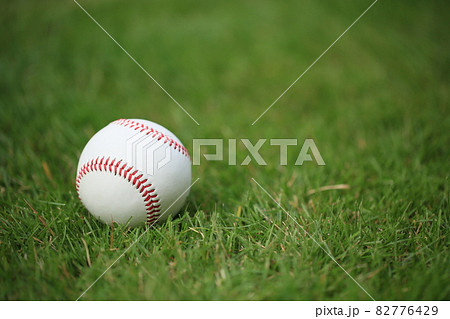 野球ボールとグローブ 82776429