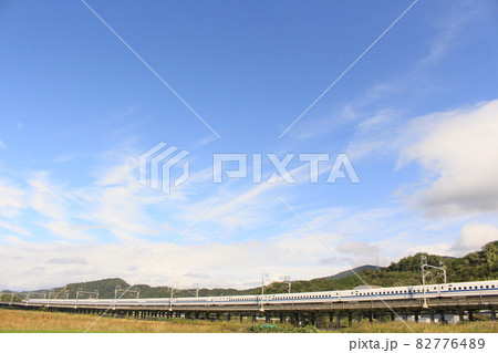 青空と新幹線を撮影しました。滋賀の景色です。 青空と新幹線を撮影しました。滋賀の景色です。 82776489