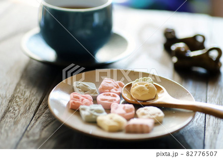 動物型のカラフルな和菓子・和三盆 82776507