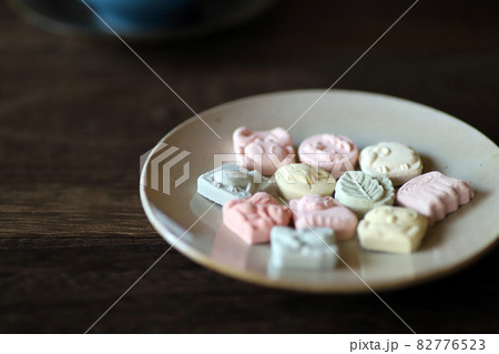 動物型のカラフルな和菓子・和三盆 82776523