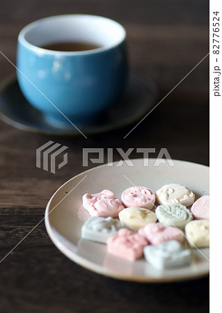 動物型のカラフルな和菓子・和三盆 82776524