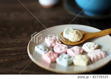 動物型のカラフルな和菓子・和三盆 82776525
