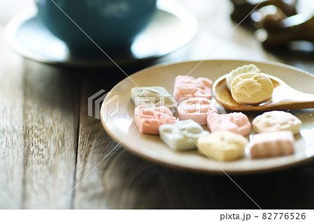 動物型のカラフルな和菓子・和三盆 82776526