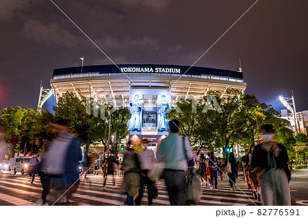 日本の横浜都市景観 解除・宣言全面解除。横浜スタジアム等に向かう大勢の人たちら=10月6日 日本の横浜都市景観 解除・宣言全面解除。横浜スタジアム等に向かう大勢の人たちら=10月6日 82776591