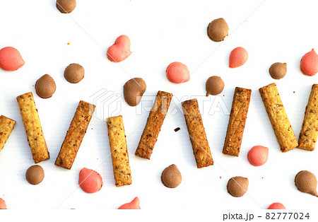 いちごとチョコ味のマカロンドロップと棒状ハニーマスタードオニオンサブレ　スイーツ　お菓子 82777024