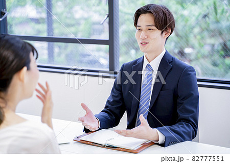 ビジネス　男性　商談　カウンセリング　ミーティング 82777551