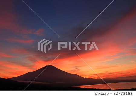 夕日に染まる空と山中湖と富士山のシルエット 82778163