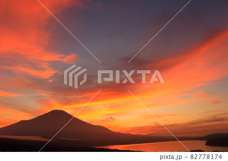富士山 × 夕 × 赤 太陽 富士山 × 夕 × 赤 太陽(夕日に染まる空と山中湖と富士山の