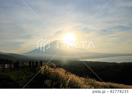 夕日に染まる空と山中湖と富士山のシルエットとすすき 夕日に染まる空と山中湖と富士山のシルエットとすすき 82778235