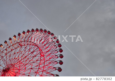 物憂げな空に浮かぶ観覧車 物憂げな空に浮かぶ観覧車 82778302