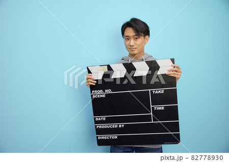 大きなカチンコを持つ日本人男性 82778930