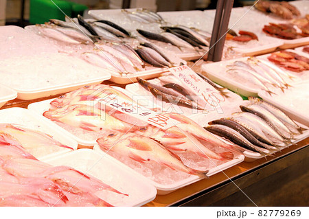 新鮮な魚介類を扱う昔ながらの鮮魚店や魚市場の店舗イメージ 新鮮な魚介類を扱う昔ながらの鮮魚店や魚市場の店舗イメージ 82779269