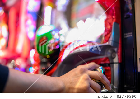 パチンコを遊技している様子 82779590