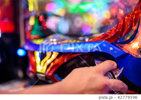 パチンコを遊技している様子 82779596