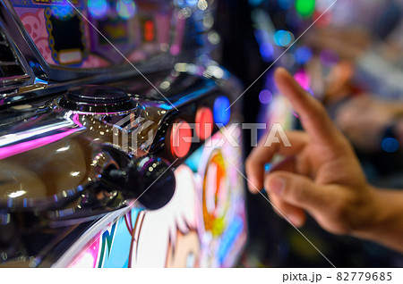 スロットマシンを遊技する人々 82779685