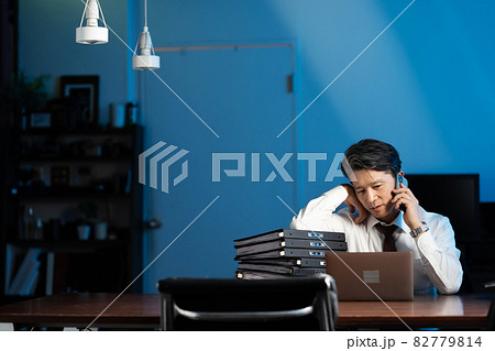 ビジネスマン　残業　ミドル男性　スマホ 82779814
