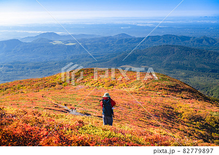 栗駒山全山紅葉神の絨毯と登山者 82779897