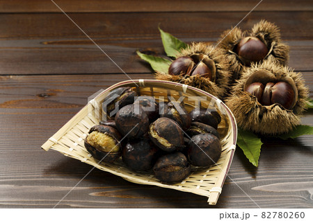 ざるに盛った焼き栗_奥までピント合わせ ざるに盛った焼き栗_奥までピント合わせ 82780260