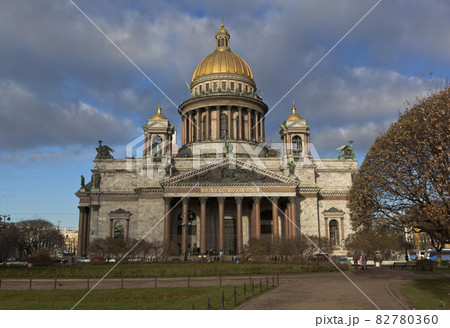 View of St. Isaac Cathedral in autumn 82780360
