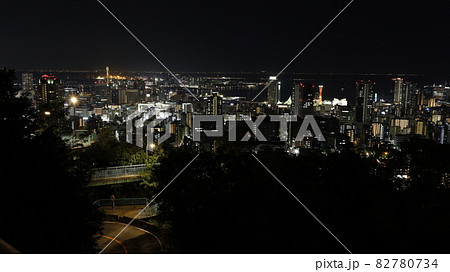 ビーナスブリッジから見た2021年10月、耐震工事前の神戸ポートタワーや旧居留地の夜景 82780734