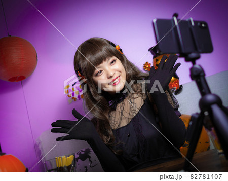 【ハロウィン】魔女コスの女性 【ハロウィン】魔女コスの女性 82781407