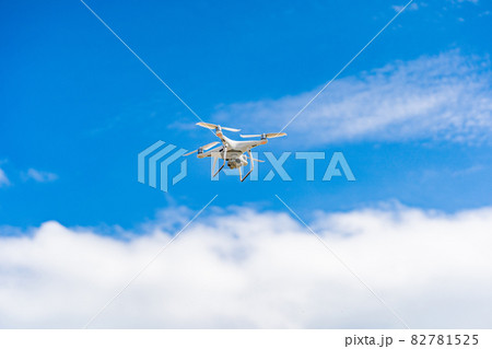 ドローンと青空 ドローンと青空 82781525