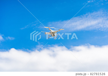 ドローンと青空 ドローンと青空 82781526