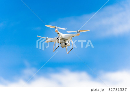 ドローンと青空 ドローンと青空 82781527