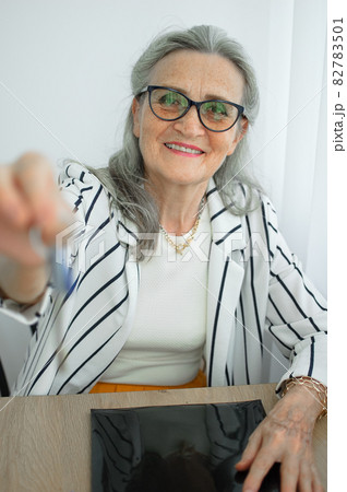 Senior realtor, estate agent makes real estate deal with home buyers, gives the keys frome new house with smile, mortgage loan, leasing service, sale purchase contract concepts Senior realtor, estate agent makes real estate deal with home buyers, gives the keys frome new house with smile, mortgage loan, leasing service, sale purchase contract concepts 82783501