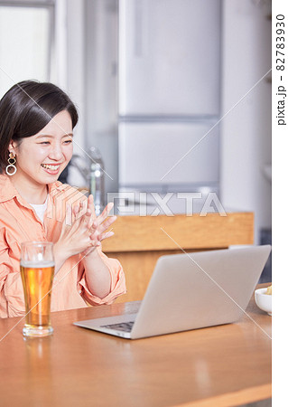 オンライン飲み会を楽しむ若い女性の写真素材 7930